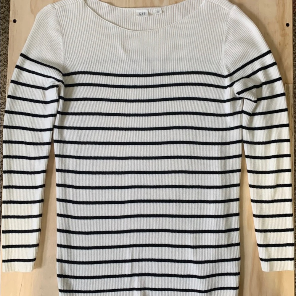 Gap sweater